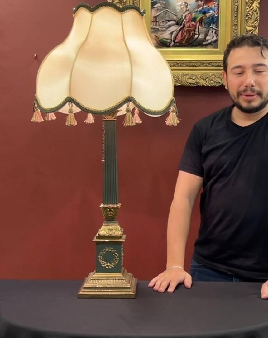 Antika abajurlu masa lambası